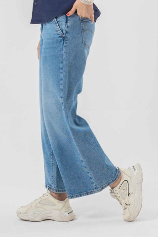 Trendy Wide-Leg Blue Jeans for a Bold Casual Look - Ecowears.pk